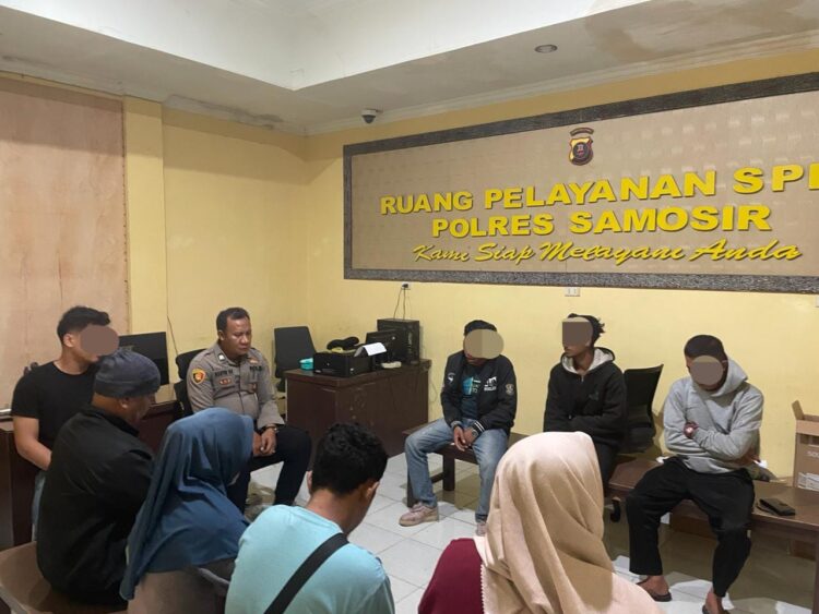 Mediasi dipimpin oleh Kepala SPKT Polres Samosir Aiptu Martin Aritonang, bersama Kanit III SPKT, Bamin dan Piket Fungsi Polres Samosir, dengan kedua belah pihak yang terlibat dalam permasalahan.