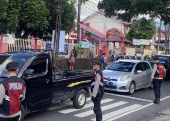 Tim Patroli Rayon Samapta Polresta Manado gencar melakukan pengawasan di sekitar SMA 7 Tingkulu. Tindakan ini diambil sebagai langkah preventif untuk mengantisipasi kemungkinan adanya gangguan keamanan yang dapat terjadi di tengah-tengah aktivitas siswa, Rabu (21/2/2024).
