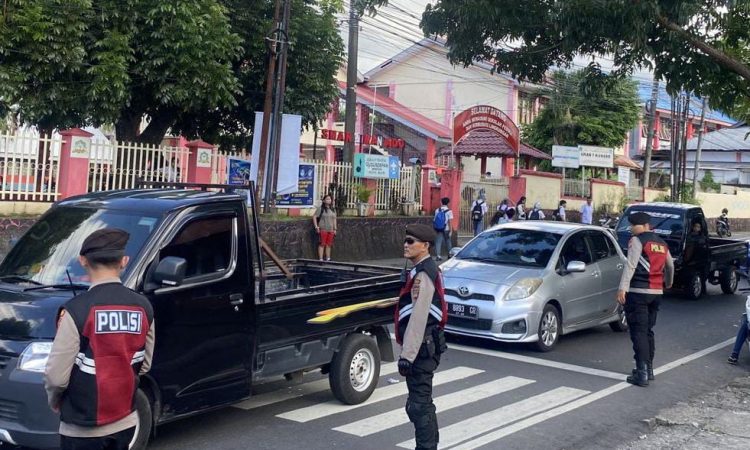 Tim Patroli Rayon Samapta Polresta Manado gencar melakukan pengawasan di sekitar SMA 7 Tingkulu. Tindakan ini diambil sebagai langkah preventif untuk mengantisipasi kemungkinan adanya gangguan keamanan yang dapat terjadi di tengah-tengah aktivitas siswa, Rabu (21/2/2024).