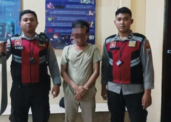 Tim Patroli Rayon Samapta Polresta Manado mengamankan seorang laki- laki berinisial JP yang kedapatan membawa sajam (senjata tajam) tanpa ijin di jalan Walanda Maramis Kelurahan Pinaesaan Kecamatan Wenang Kota Manado, Rabu (21/2/2024).