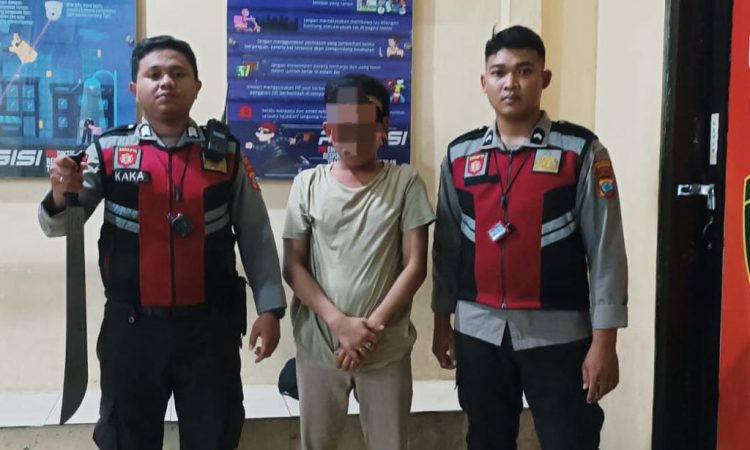 Tim Patroli Rayon Samapta Polresta Manado mengamankan seorang laki- laki berinisial JP yang kedapatan membawa sajam (senjata tajam) tanpa ijin di jalan Walanda Maramis Kelurahan Pinaesaan Kecamatan Wenang Kota Manado, Rabu (21/2/2024).