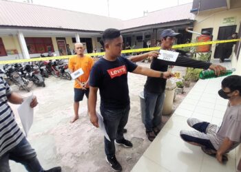NB: Soemardi Sinamo

       Ernis Nababan
REKONSTRUKSIl: Polsek Percut Sei Tuan menggelar rekonstruksi pembakaran terhadap korban Deni Pratama hingga tewas yang dilakukan tersangka SS alias Leo (dua dari kiri), DPO HN peran pengganti (dua dari kanan), di Polsek Percut Sei Tuan, Jumat (23/2/2024).(Foto Dok/ Polrestabes)