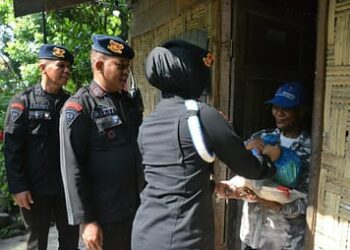 BERI SEMBAKO: Anggota Detasemen Gegana Sat Brimob Polda Sumut memberikan bantuan sembako kepada warga yang kurang mampu di Jalan Duku, Percut Seituan, Deliserdang, Jumat (23/2/2024). (Foto Dok/ Polda Sumut)