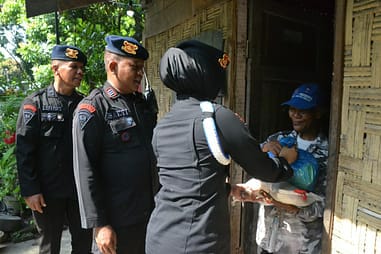 BERI SEMBAKO: Anggota Detasemen Gegana Sat Brimob Polda Sumut memberikan bantuan sembako kepada warga yang kurang mampu di Jalan Duku, Percut Seituan, Deliserdang, Jumat (23/2/2024). (Foto Dok/ Polda Sumut)