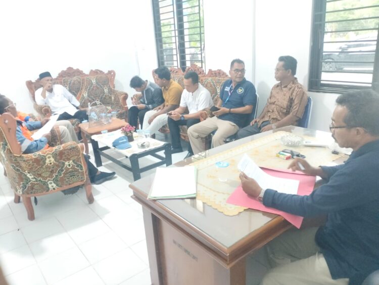 Dinas tenaga kerja tranmigrasi (Disnakertrans) Kabupaten Nagan Raya, Jum'at (23/02/24) melakukan mediasi terhadap perselisihan hubungan industri (PHI) antara salah seorang eks karyawan PT. Meulaboh Power Genaration yang kemudian dialihkan ke PT Rafaloen Mandiri atau PLTU 3-4 yang berlokasi digampong Suak Puntong Kuala Pesisir Kabupaten Nagan Raya.