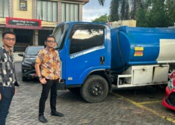 Personel Subdit IV Tindak Pidana Tertentu (Tipidter) Ditreskrimsus Polda Sulut mengamankan sebuah mobil tangki merk Isuzu bertuliskan PT. KEA yang akan memuat BBM jenis solar berjumlah 8.000 liter