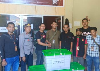 Kapolsubsektor Nisam Antara lakukan pengawalan pergeseran 180 kotak suara dari kantor PPK kecamatan Nisam Antara menuju gudang logistik KIP Aceh Utara, Sabtu 24/02/2024.