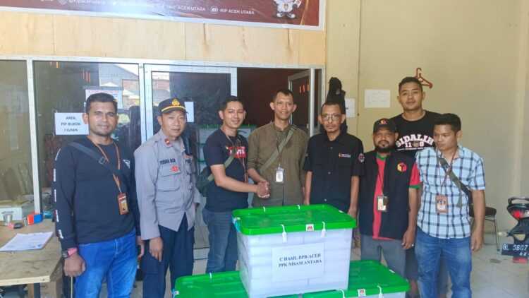 Kapolsubsektor Nisam Antara lakukan pengawalan pergeseran 180 kotak suara dari kantor PPK kecamatan Nisam Antara menuju gudang logistik KIP Aceh Utara, Sabtu 24/02/2024.