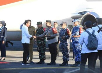 Presiden Republik Indonesia (RI) Ir. Joko Widodo melakukan kunjungan kerja ke Sulawesi Utara. Dengan menggunakan pesawat kenegaraan, Presiden didampingi sejumlah menteri dan rombongan tiba di Bandara Sam Ratulangi (Samrat) Manado, Kamis (22/2/2024) sore.