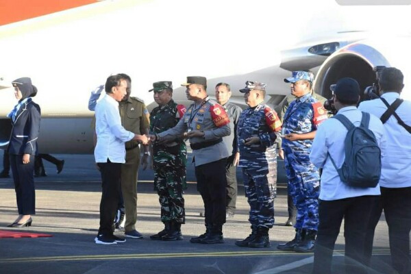 Presiden Republik Indonesia (RI) Ir. Joko Widodo melakukan kunjungan kerja ke Sulawesi Utara. Dengan menggunakan pesawat kenegaraan, Presiden didampingi sejumlah menteri dan rombongan tiba di Bandara Sam Ratulangi (Samrat) Manado, Kamis (22/2/2024) sore.