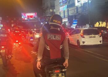 Dalam upaya untuk menjaga keamanan dan memberikan rasa aman kepada warga, personel Rayon Samapta Polresta Manado melakukan patroli presisi di malam hari pada Kamis (22/2/2024).