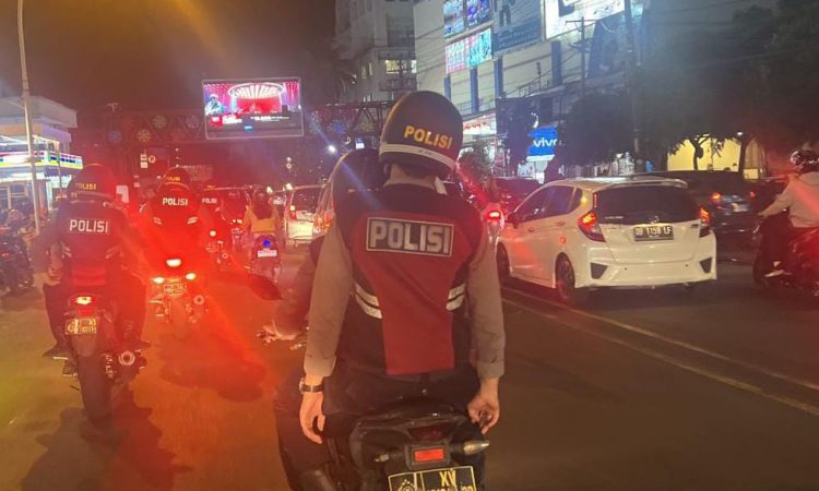 Dalam upaya untuk menjaga keamanan dan memberikan rasa aman kepada warga, personel Rayon Samapta Polresta Manado melakukan patroli presisi di malam hari pada Kamis (22/2/2024).