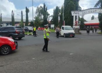 Pada Jumat (23/2/2024), Sat Lantas Polresta Manado melaksanakan kegiatan rutin yang dikenal dengan istilah Turjawali, yang melibatkan pengaturan, penjagaan, pengawalan, dan patroli.