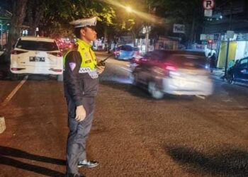 Personel Satuan Lalu Lintas Polresta Manado terus aktif dalam upaya menjaga kelancaran arus lalu lintas di wilayahnya dengan menggelar kegiatan pengaturan Pos Cakalang. Kegiatan ini menjadi rutinitas karena arus kendaraan kerap meningkat di malam hari, Kamis (22/2/2024).