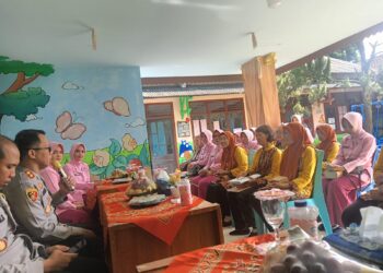 Kapolres Purbalingga AKBP Hendra Irawan, S.I.K., melakukan kunjungan ke TK Kemala Bhayangkari 16, Sabtu (24/3/2024). Dalam kunjungan Kapolres Purbalingga didampingi Ketua Bhayangkari Cabang Purbalingga dan pejabat utama Polres Purbalingga.
