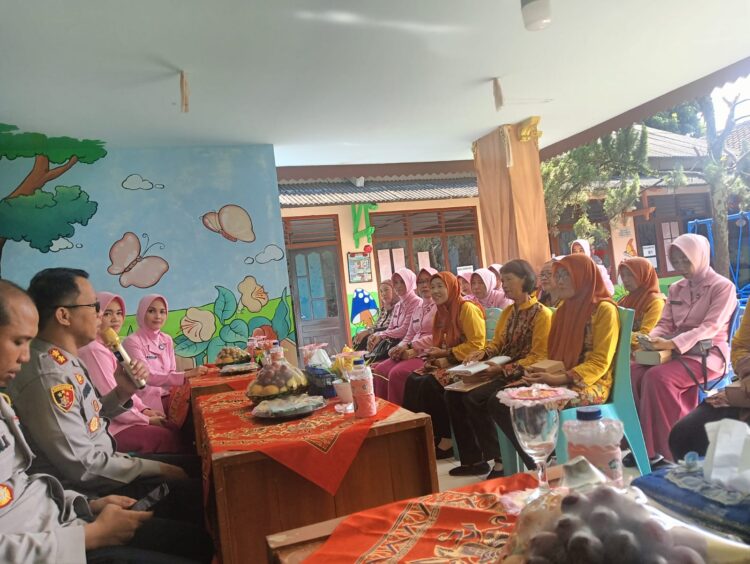 Kapolres Purbalingga AKBP Hendra Irawan, S.I.K., melakukan kunjungan ke TK Kemala Bhayangkari 16, Sabtu (24/3/2024). Dalam kunjungan Kapolres Purbalingga didampingi Ketua Bhayangkari Cabang Purbalingga dan pejabat utama Polres Purbalingga.