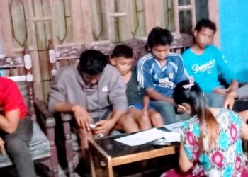 BINA : Lima pria remaja di Desa Kelumpang Kebun menjalani pembinaan oleh Bhabinkamtibmas Polsek Hamparan Perak, setelah dimankan kedapatan membawa sajam, Jumat malan (23/2/2024).(Foto Dok/Polres Belawan)
