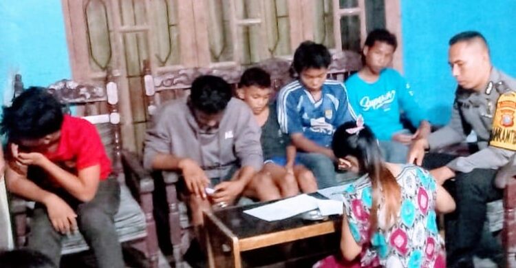 BINA : Lima pria remaja di Desa Kelumpang Kebun menjalani pembinaan oleh Bhabinkamtibmas Polsek Hamparan Perak, setelah dimankan kedapatan membawa sajam, Jumat malan (23/2/2024).(Foto Dok/Polres Belawan)