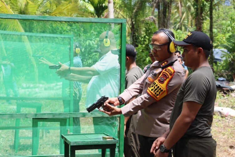 Kapolres Nias AKBP Revi Nurvelani, SH, S.IK,MH ikuti kegiatan shooting for peace atau menembak untuk perdamaian, dalam rangka menjaga dan mencegah potensi gangguan kamtibmas dengan melibatkan seluruh komponen, sehingga keamanan tetap terjaga, pasca pelaksanaan pemungutan duara di pemilu 2024