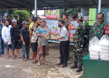 Koramil 418-08/Sako Kodim 0418/Palembang bersama McDonald Kenten mengelar Jumat Berkah dengan membagikan Nasi Bungkus dan Paket MC Donald yang di gelar di halaman Makoramil 418-08/Sako Jalan Musiraya Kelurahan Lebung Gajah Kecamatan Sematang Borang Palembang. Jumat (9/2/2024).