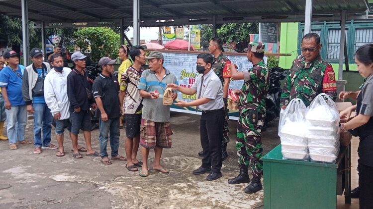 Koramil 418-08/Sako Kodim 0418/Palembang bersama McDonald Kenten mengelar Jumat Berkah dengan membagikan Nasi Bungkus dan Paket MC Donald yang di gelar di halaman Makoramil 418-08/Sako Jalan Musiraya Kelurahan Lebung Gajah Kecamatan Sematang Borang Palembang. Jumat (9/2/2024).