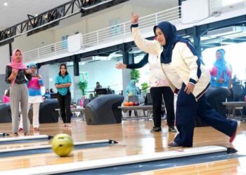 Ketua TP PKK Sumsel Tyas Fatoni sekaligus Pelindung Persatuan Wanita Olahraga Seluruh Indonesia (Perwosi) Sumsel membuka Fun Game Bowling Perwosi Sumsel. Kegiatan ini berlangsung di Bowling Center Jakabaring, Palembang, Sumatera Selatan, Sabtu (24/2/2024).