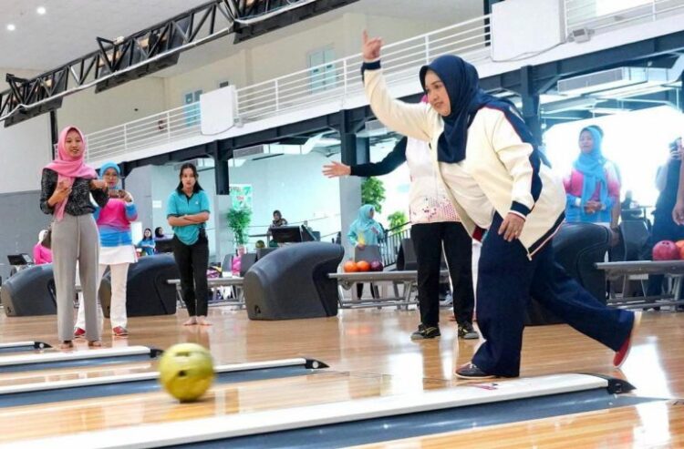 Ketua TP PKK Sumsel Tyas Fatoni sekaligus Pelindung Persatuan Wanita Olahraga Seluruh Indonesia (Perwosi) Sumsel membuka Fun Game Bowling Perwosi Sumsel. Kegiatan ini berlangsung di Bowling Center Jakabaring, Palembang, Sumatera Selatan, Sabtu (24/2/2024).