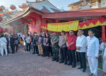 Personel Polres Bitung dan jajaran melaksanakan pengamanan perayaan Cap Go Meh Tahun Baru Imlek 2575 Kongzili, di Klenteng Seng Bo Kiong, Kecamatan Maesa, Kota Bitung, pada Sabtu (24/2/2024).