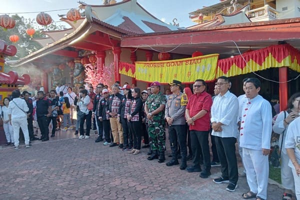 Personel Polres Bitung dan jajaran melaksanakan pengamanan perayaan Cap Go Meh Tahun Baru Imlek 2575 Kongzili, di Klenteng Seng Bo Kiong, Kecamatan Maesa, Kota Bitung, pada Sabtu (24/2/2024).