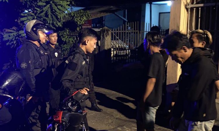 p
Personel Rayon Samapata Polresta Manado telah melancarkan operasi Sibulan, yang bertujuan untuk membersihkan jalanan dari para pemabuk yang sering meresahkan masyarakat. Operasi ini dilaksanakan sebagai respons terhadap keluhan yang semakin meningkat dari warga sekitar terkait perilaku meresahkan para pemabuk jalanan, Jumat (23/2/2024).