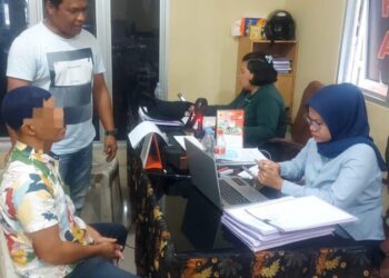 Identitas pelaku adalah NB, seorang pria berusia 49 tahun, beragama Islam, dan bekerja sebagai wiraswasta