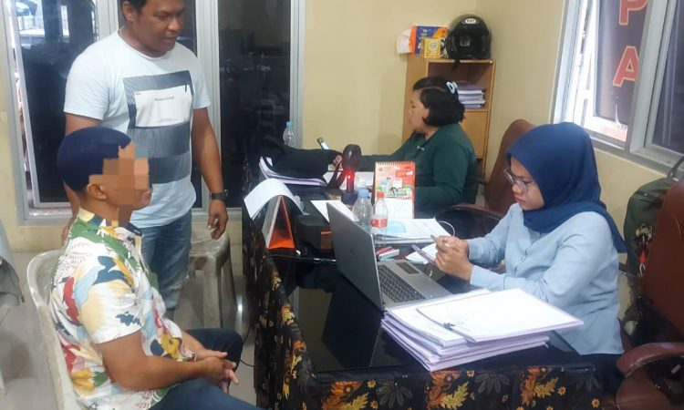 Identitas pelaku adalah NB, seorang pria berusia 49 tahun, beragama Islam, dan bekerja sebagai wiraswasta