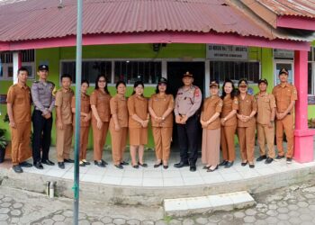Kapolsek Simanindo AKP Nandi Butarbutar, S.H memimpin Upacara Penaikan Bendera di SD Negeri 15 Ambarita, yang terletak di Kecamatan Simanindo, Kabupaten Samosir. Acara tersebut turut dihadiri oleh Bhabinkamtibmas, Kepala Sekolah, para guru dan murid SD Negeri 15 Ambarita.Selasa, (26/02/2024).