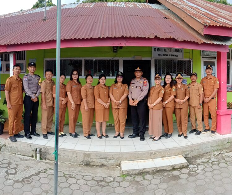 Kapolsek Simanindo AKP Nandi Butarbutar, S.H memimpin Upacara Penaikan Bendera di SD Negeri 15 Ambarita, yang terletak di Kecamatan Simanindo, Kabupaten Samosir. Acara tersebut turut dihadiri oleh Bhabinkamtibmas, Kepala Sekolah, para guru dan murid SD Negeri 15 Ambarita.Selasa, (26/02/2024).
