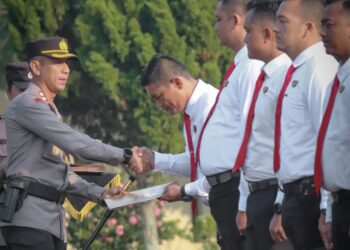 BERI PENGHARGAAN: Kapolres Sergai, AKBP Oxy Yudha Pratesta memberikan penghargaan kepada Ipda Anggiat Sidabutar, Kanit I Satnarkoba dan kepada personel berprestasi lainnya, Senin (26/2/2024). (Foto Dok/Humas Polres)