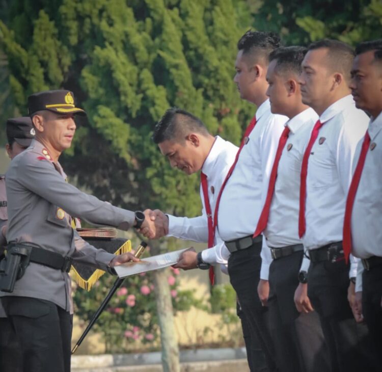 BERI PENGHARGAAN: Kapolres Sergai, AKBP Oxy Yudha Pratesta memberikan penghargaan kepada Ipda Anggiat Sidabutar, Kanit I Satnarkoba dan kepada personel berprestasi lainnya, Senin (26/2/2024). (Foto Dok/Humas Polres)