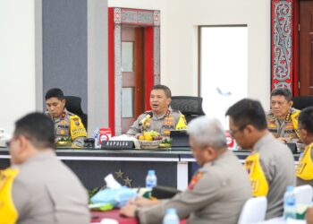 BERI ARAHAN: Kapolda Irjen Pol Agung Setya Imam Effendi memberikan arahan pada rapat jelang even F1 Power Boat Danau Toba di Aula Tribrata Mapolda Sumut. (Foto Dok/ Polda Sumut)
