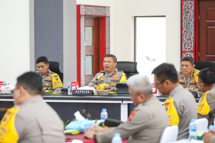 BERI ARAHAN: Kapolda Irjen Pol Agung Setya Imam Effendi memberikan arahan pada rapat jelang even F1 Power Boat Danau Toba di Aula Tribrata Mapolda Sumut. (Foto Dok/ Polda Sumut)