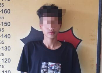 DITETAPKAN TERSANGKA : Seorang pelajar yang kedapatan membawa senjata tajam ditetapkan sebagai tersangka dalam aksi tawuran di kawasan Jalan Pancing 1, Medan Labuhan, Senin (26/2/2024).(Foto Dok/Polres Belawan)