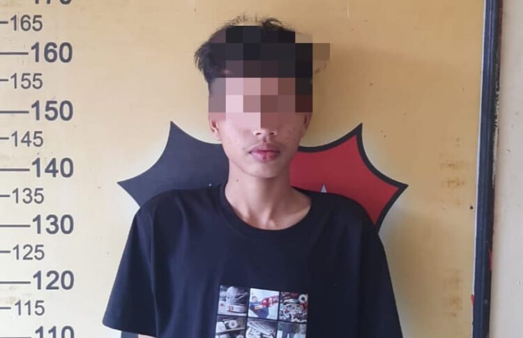 DITETAPKAN TERSANGKA : Seorang pelajar yang kedapatan membawa senjata tajam ditetapkan sebagai tersangka dalam aksi tawuran di kawasan Jalan Pancing 1, Medan Labuhan, Senin (26/2/2024).(Foto Dok/Polres Belawan)