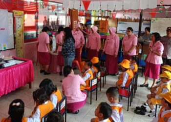 Suasana ceria dan penuh antusiasme memenuhi TK Kemala Bhayangkari 02 Manado. Sebanyak 15 anak usia dini, terdiri dari 8 laki-laki dan 7 perempuan, menjadi peserta dalam kegiatan Keslap Giat Rikes yang diadakan dalam rangka HUT Yayasan Kemala Bhayangkari ke-44 Tahun 2024
