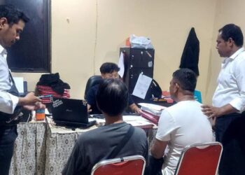 Tim Resmob Bravo telah berhasil mengamankan terduga pelaku yang diduga melakukan tindak pidana mengangkut, menyimpan, dan berjualan BBM tanpa izin. Identitas pelaku terdiri dari seorang sopir berinisial CR (48 tahun, Islam) dan pemilik yang diduga mendanai berinisial CM (43 tahun, Kristen). Kejadian ini terjadi di Malalayang Dua Link 2.