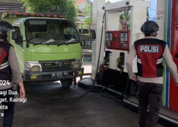 Personel Rayon Gabungan Polresta Manado tengah melakukan pemantauan ketat terhadap antrean pembelian solar di Stasiun Pengisian Bahan Bakar Umum (SPBU) Kairagi Dua Mapanget. Upaya ini dilakukan guna memastikan kelancaran distribusi solar dan mencegah kegiatan ilegal terkait bahan bakar tersebut, Senin (26/2/2024).