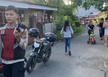 Rayon Gabungan yang terdiri dari berbagai unsur keamanan berhasil menindaklanjuti aduan langsung masyarakat terkait insiden keributan di wilayah Banjer Tikala baru. Menyusul aduan tersebut, tim gabungan segera bergerak cepat dan tiba di lokasi kejadian. Namun, ketika mereka tiba, para pelaku telah menjauh dari tempat kejadian.