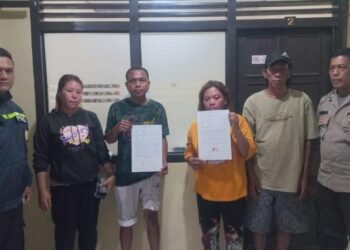 Personel Polsek Tuminting, Aiptu I. Rahman, dan piket Bhabinkamtibmas Aipda F. Elias, sukses melakukan mediasi dalam penyelesaian permasalahan perselingkuhan yang melibatkan pihak Rahman Pou dari Kelurahan Sindulang dan Santi Tilitu dari Kelurahan Sindulang. Kedua belah pihak, beserta pasangan masing-masing, dipertemukan di kantor Polsek Tuminting, Minggu (25/2/2024).