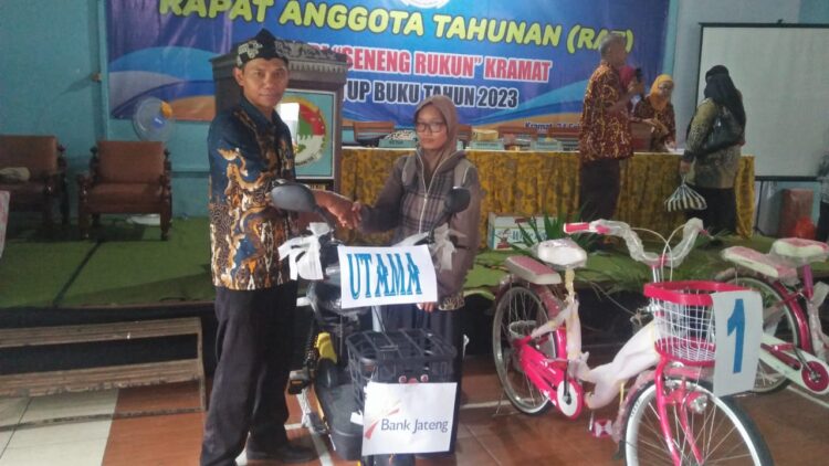 Kegiatan Rapat Anggota Tahunan (RAT) KPRI Seneng Rukun Kramat berlangsung cukup semarak. Hal ini dikarenakan dengan adanya beberapa hadiah Door Prize yang telah dipersiapkan oleh pengurus Koperasi.