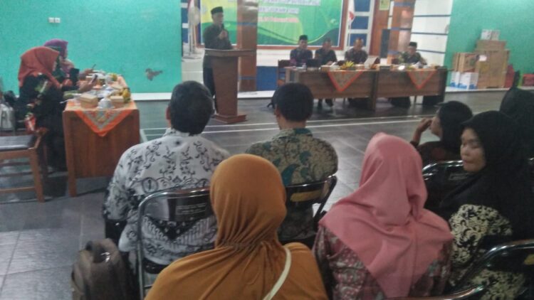 Rapat Anggota Tahunan bertempat di gedung PGRI Slawi. Selain para anggota, acara juga dihadiri Koordinatoor Wilayah Kecamatan Slawi (KWK) Dikbud, Badan pengawas dan Dinas terkait.