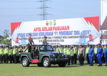 Kapolda Sumut, Irjen Pol Agung Setya Imam Effendi periksa barisan Apel Gelar Pasukan Pengamanan F1 Powerboat 2024 di Lapangan Mapolda Sumut, Selasa (27/2/2024). (Foto Dok/ Polda Sumut)
