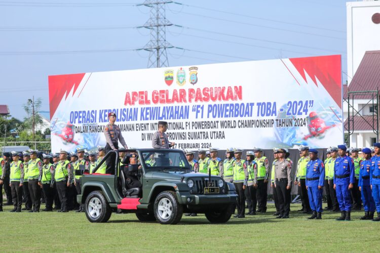 Kapolda Sumut, Irjen Pol Agung Setya Imam Effendi periksa barisan Apel Gelar Pasukan Pengamanan F1 Powerboat 2024 di Lapangan Mapolda Sumut, Selasa (27/2/2024). (Foto Dok/ Polda Sumut)