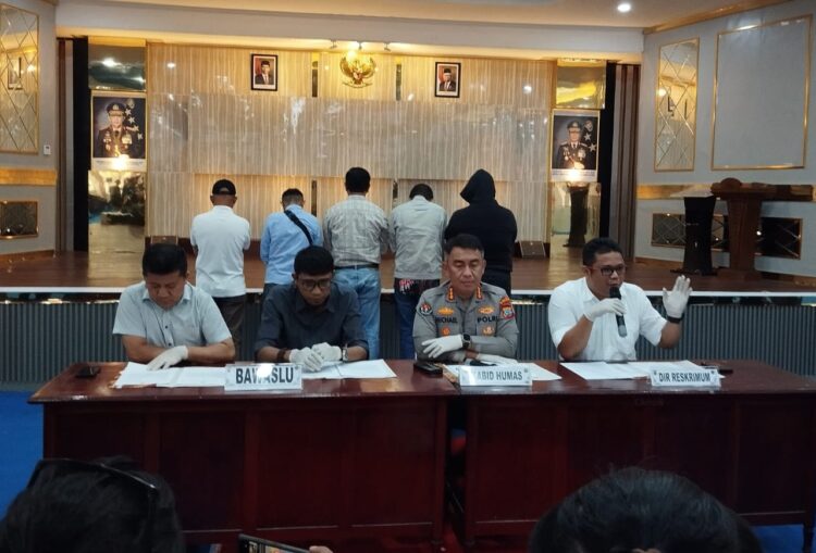 Polda Sulawesi Utara (Sulut) menggelar konferensi pers terkait penanganan dua laporan kasus money politic atau politik uang yang ditangani oleh Ditreskrimum berdasarkan laporan dari Sentra Gakkumdu.